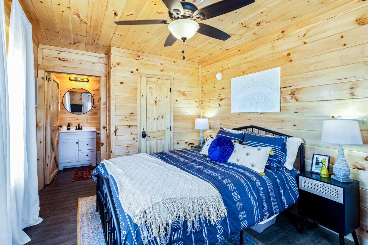 Honey Bee Hideaway Villa Rogers ภายนอก รูปภาพ