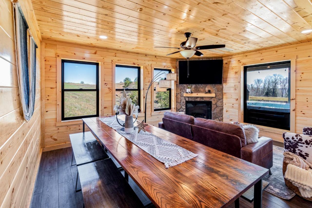 Honey Bee Hideaway Villa Rogers ภายนอก รูปภาพ