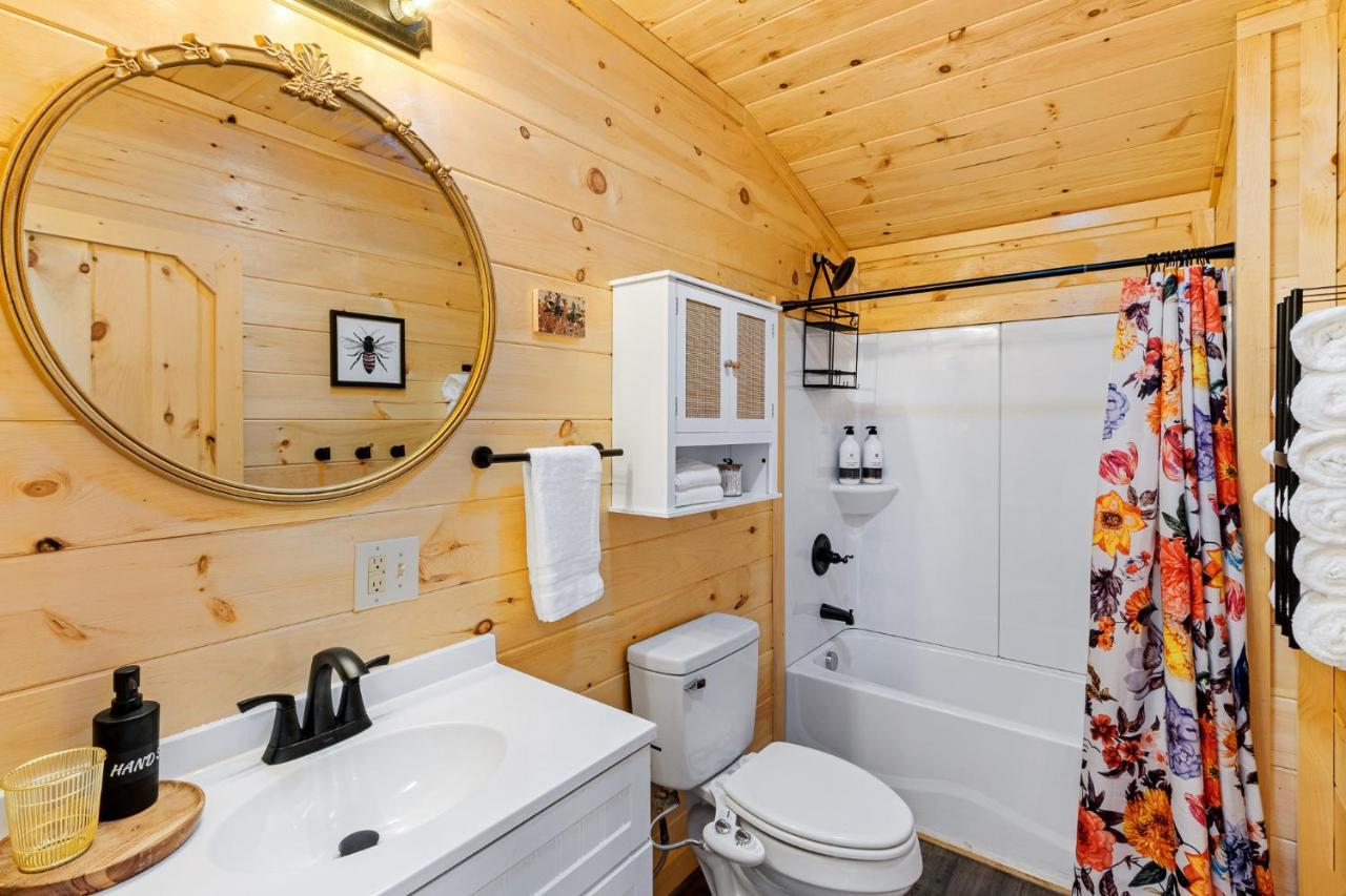 Honey Bee Hideaway Villa Rogers ภายนอก รูปภาพ